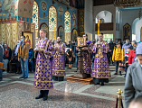 В Четверг Страстной седмицы Преосвященнейший епископ Симон совершил Божественную литургию святителя Василия Великого в Покровском кафедральном соборе г. Шахты