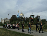 В праздник Воздвижения Честного и Животворящего Креста Господня православные христиане Гуковского благочиния прошли крестным ходом к поклонному кресту, установленному в центре города