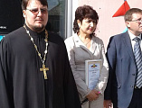 Иерей Николай Налеткин, священник храма святого Николая Чудотворца г. Шахты принял участие в торжественной линейке школы № 25