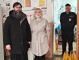 Настоятель и прихожане Покровского кафедрального собора города Шахты провели в Комплексном социальном центре благотворительную акцию с угощением 600-ми блинами
