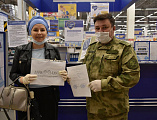 В Новошахтинске в рамках Всероссийской благотворительной акции помощи «Дари еду!» передали продуктовые наборы особо нуждающимся семьям