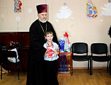 Иерей Олег Бурлаков и ученики воскресной школы «Свет Ангела» посетили детей, находящихся в социально-реабилитационном центре г. Гуково