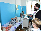 В день чествования Великомученика и целителя Пантелеимона иерей Андрей Павленков посетил Красненскую участковую больницу, отделение сестринского уход