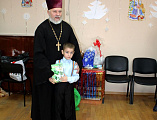 Иерей Олег Бурлаков и ученики воскресной школы «Свет Ангела» посетили детей, находящихся в социально-реабилитационном центре г. Гуково