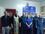 В день почитания образа Богородицы «Неопалимая купина» иерей Евгений Поцелуев совершил чин освящения служебных помещений и техники пожарно-спасательной части