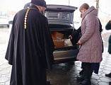 Храм в честь Покрова Пресвятой Богородицы г. Новошахтинска передал продукты гуманитарному центру «От сердца к сердцу»