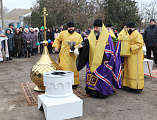Преосвященнейший епископ Симон совершил чин освящения креста и купола для храма преподобного Серафима Саровского поселка Отрадный Багаевского района
