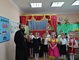 С пасхальным поздравлением протоиерей Сергий Яценко посетил учащихся школы № 23 п. Красногорняцкий