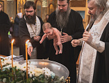 Преосвященнейший епископ Симон совершил таинство Крещения в Покровском кафедральном соборе города Шахты