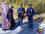В г. Новошахтинске совершено освещение двух поклонных крестов, поставленных на братских могилах погибших солдат и мирных жителей