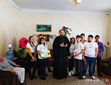 Протоиерей Роман Амплеев и православные добровольцы школы «Дельфин» поздравили ветеранов с Днем города Новошахтинска