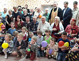 Воспитанники воскресной учебно-воспитательной группы и сестры милосердия храма Покрова Пресвятой Богородицы г. Каменска посетили дом престарелых х. Малая Каменка