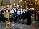 В Покровском кафедральном соборе города Шахты выпускники школ взяли благословение на предстоящие испытания знаний
