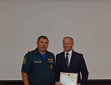 Протоиерей Роман Амплеев вручил архиерейскую грамоту экс-директору департамента по предупреждению и ликвидации чрезвычайных ситуаций Ростовской области