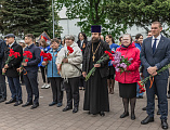 Благочинный Александровск-Грушевского округа протоиерей Сергий Яценко принял участие в возложениях цветов к мемориалам г. Шахты