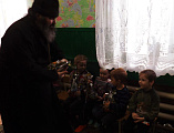 Настоятель Смоленского храма ст. Шумилинской иерей Александр Туховский и глава Администрации Шумилинского сельского поселения В.В. Гребенников посетили детские сады Шумилинского сельского поселения