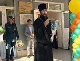 В День знаний по приглашению администрации школы №14 г. Шахты настоятель храма св. блгв. кн. Александра Невского г. Шахты иерей Георгий Болоцков посетил торжественную линейку, посвящённую началу нового учебного года