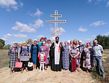 Протоиерей Игорь Жевердан совершил чин освящения поклонного креста, установленным перед въездом в хутор Калашников Кашарского района