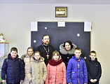В храме Всех святых, в земле Русской просиявших, г. Каменск-Шахтинский протоиерей Виталий Крейдич провел экскурсию по храму и подворью для учащихся 5-го класса МБОУ СОШ N7