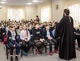 90 школьников посетили Покровский кафедральный собор и встретились со священником