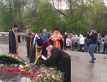 В 74-ю годовщину Победы в Великой Отечественной войне священнослужители Гуковского благочиния совершили возложение памятного венка к монументу погибшим героям