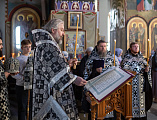 Епископ Симон совершил утреню Великой Пятницы с чтением двенадцати Страстных Евангелий