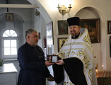 Памятным знаком «От благодарного Луганского народа» награждены протоиерей Роман Амплеев и его помощник Саханина И.В.