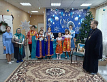 Священник и дети поздравили с Рождеством жителей дома престарелых в посёлке Садовый