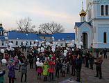 «Кемерово, мы с тобой». На Соборной площади города Шахты запустили белые шары и совершили заупокойное богослужение в память о погибших в торговом центре «Зимняя вишня»