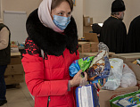 Непрерывном потоком в Шахтинской епархии оказывается гуманитарная помощь беженцам из ДНР и ЛНР