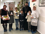 Иерей Георгий Лукащук и воспитанники воскресной школы при храме святого великомученика и целителя Пантелеимона г. Миллерово посетили районную больницу