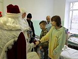 С наступающими Рождеством Христовым и Новым годом поздравили детей, находящихся на лечении в шахтинской больнице