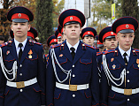 На площади Покровского кафедрального собора города Шахты прошло построение лучшего кадетского корпуса в России по случаю торжественной церемонии присяги и вручения первых погон молодым кадетам
