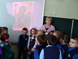Директор воскресной школы при храме апостола Андрея Первозванного провела классный час во 2 классе на тему «Праздник Покрова Пресвятой Богородицы»