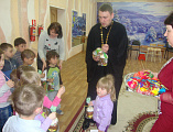 Настоятель храма Иоанна Предтечи иерей Антоний Колпаков поздравил воспитанников социально-реабилитационного центра города Новошахтинска