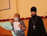 Протоиерей Сергий Яценко поздравил с профессиональным праздником социальных работников города Шахты