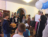 Учащиеся воскресной школы «Радуга» поздравили своего настоятеля с именинами