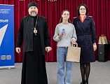 «Патриотизм – это не громкие слова, а конкретные дела – уважение к закону и забота о ближних». Епископ Симон принял участие в торжественном вручении паспортов молодым гражданам России