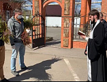 Волонтеры г. Каменск-Шахтинский раздали прихожанам освященные веточки вербы в праздник Входа Господня в Иерусалим