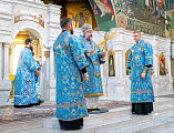 Преосвященнейший епископ Симон вместе с митрополитом Владимирским и Суздальским Никандром совершил Божественную литургию в Покровском кафедральном соборе города Шахты