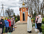 В хуторе Веселая Бахмутовка освятили пасхальные куличи у часовни в честь Святой Троицы