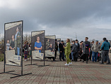 Фотовыставка «Семья Героя. Шахты», посвященная семьям защитников Отечества, открылась на подворье Покровского кафедрального собора города Шахты