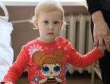 С наступающими Новым годом и Рождеством Христовым Преосвященнейший епископ Симон вместе с главой Администрации г. Шахты А.В. Ковалевым поздравил детей, находящихся на лечении в шахтинской больнице