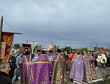 В праздник Воздвижения Честного и Животворящего Креста Господня православные христиане Гуковского благочиния прошли крестным ходом к поклонному кресту, установленному в центре города