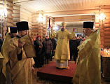 Воскресное богослужение архиерейским чином собрало на молитву в Екатерининском Архиерейском подворье верующих города Красный Сулин
