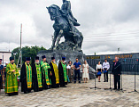 В парке у мемориала «Клятва» станицы Вёшенской состоялось освящение мраморного поклонного креста