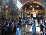 Праздник Благовещения Пресвятой Богородицы собрал многочисленных верующих города Шахты на богослужение в Покровском кафедральном соборе