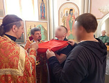 В тюремном храме ЛИУ-20 совершили праздничную Литургию в канун дня памяти великомученика Пантелеимона