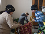 Ученики воскресной школы "Покров" приняли участие в украшении Покровского кафедрального собора и подготовке к Рождеству Христову