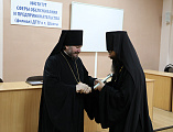 Удостоверения о повышении квалификации духовенство Шахтинской епархии получило из рук епископа Шахтинского и Миллеровского Симона и директора ИСОиП (филиала) ДГТУ в г. Шахты С.Г. Страданченко